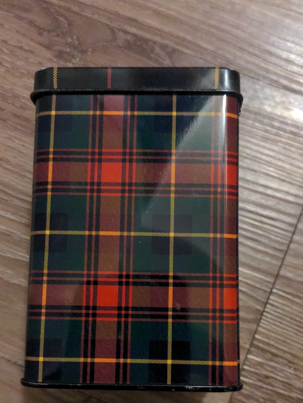Plaid MAC cosmetics Tin Case with Gold Crest - Red & Green Tartan